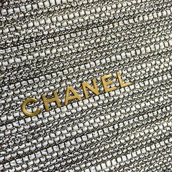CHANEL 2022 SILVER GOLD TWEED COSMETIC BAG Pouch HOLIDAY LIMITED EDITION NEW - Picture 5 of 7